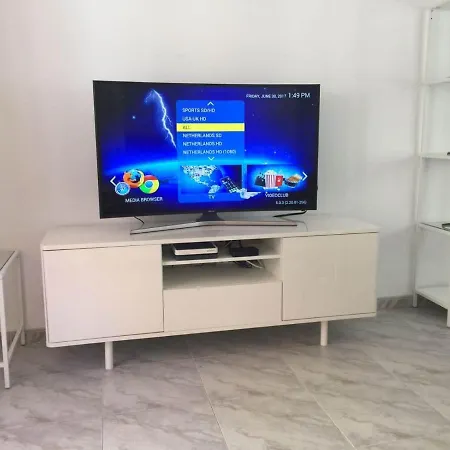 Sleeps 4 Near شقة