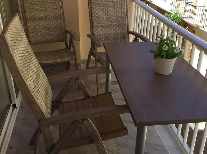 Sleeps 4 Near Apartment *