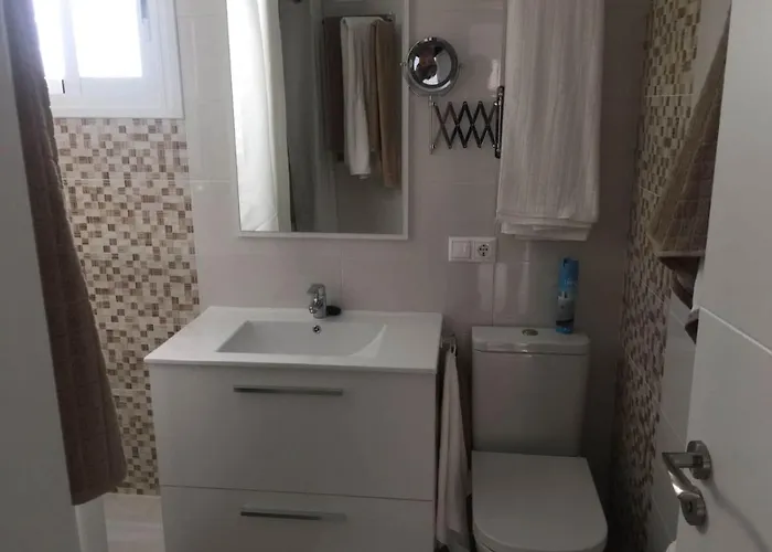 Sleeps 4 Near Apartment