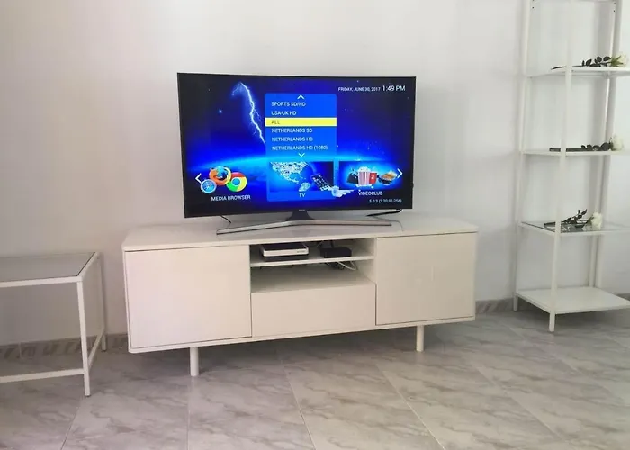 Sleeps 4 Near Apartment